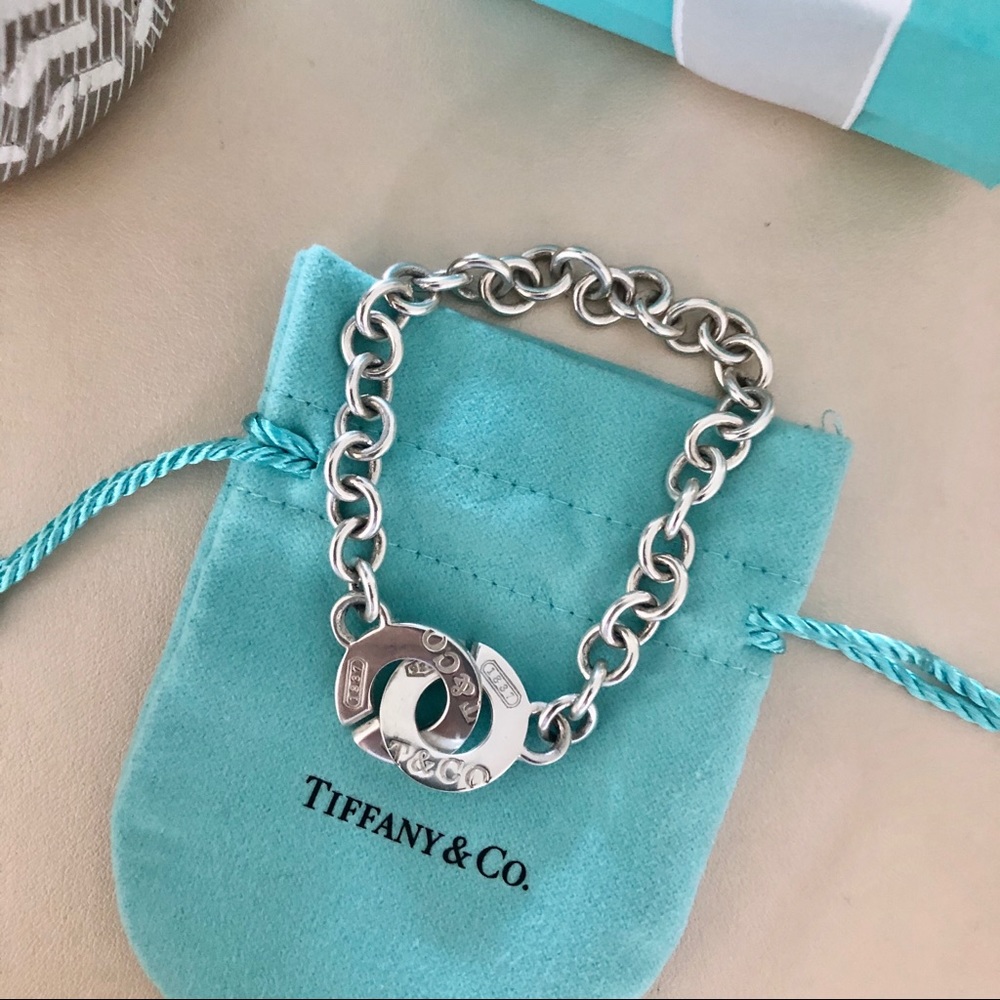 🦋Tiffany & Co Circle Clasp Toggle